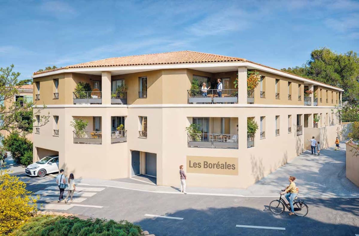 Résidence Les Boréales à Saint-Maximin-la-Sainte-Baume: bastide contemporaine aux tons ocre, balcons végétalisés sur rue.