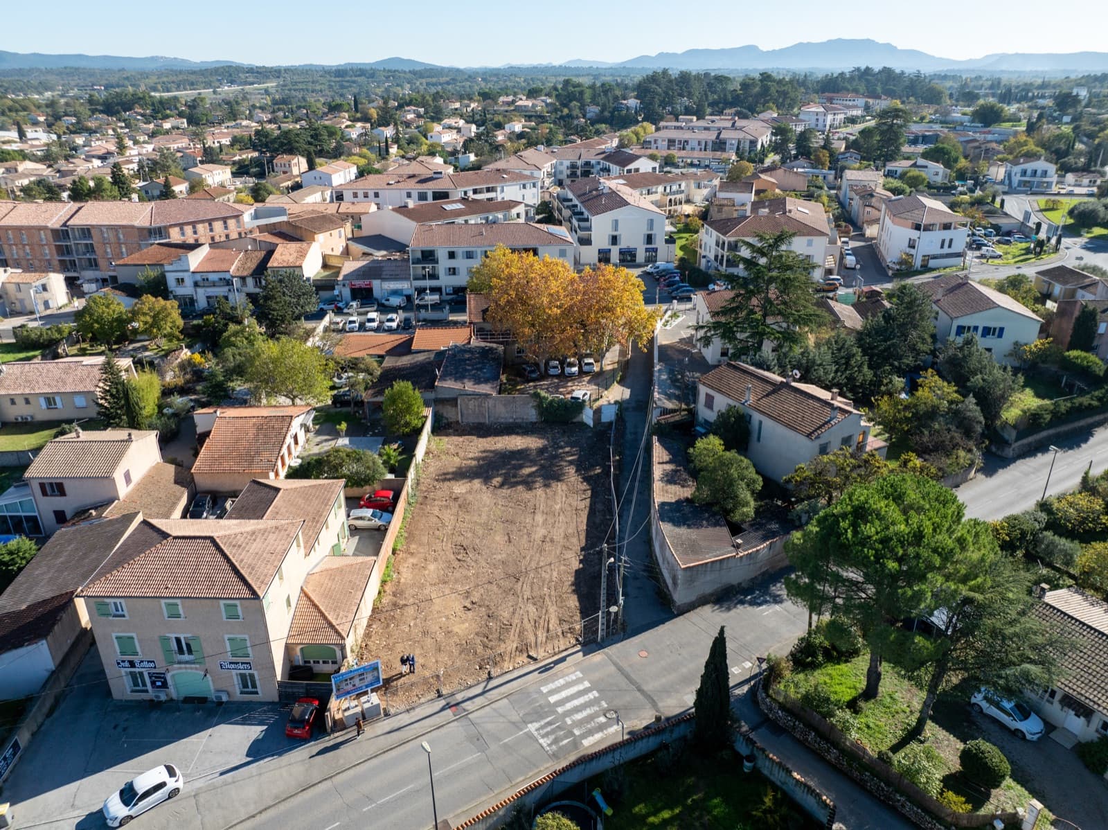 Vue aérienne par drone du site des Boréales à Saint-Maximin-la-Sainte-Baume avant travaux: parcelle en cœur de ville bordée d'habitations.